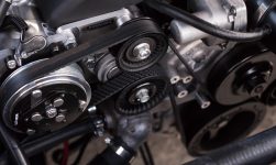 Motorul masinii se opreste in mers