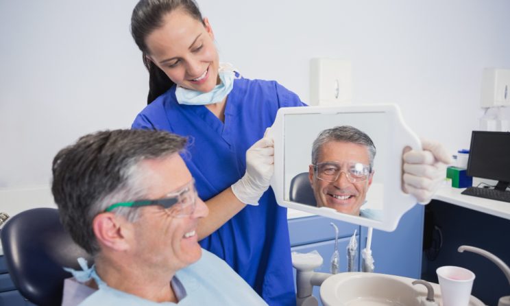 Îngrijirea după implantul dentar