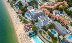 Vedere aeriană a zonei de plajă și a complexurilor de cazare din Mamaia