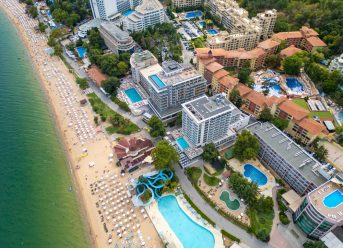 Vedere aeriană a zonei de plajă și a complexurilor de cazare din Mamaia