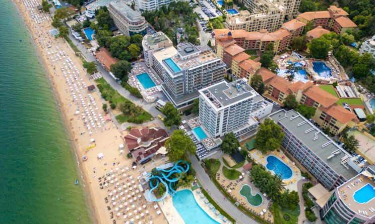 Vedere aeriană a zonei de plajă și a complexurilor de cazare din Mamaia